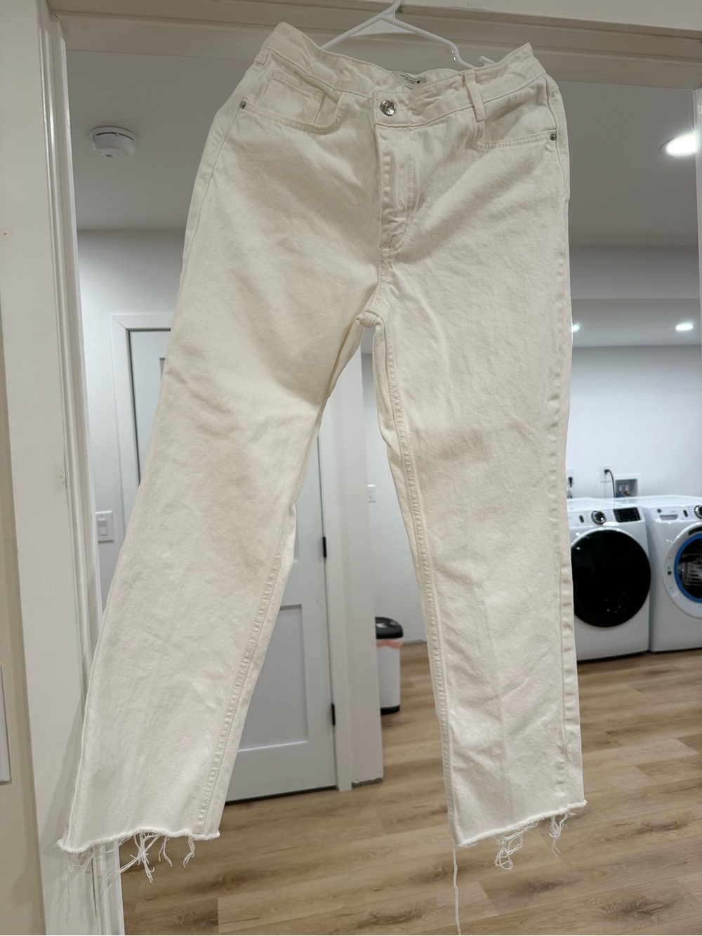 Zara white Straight-Leg Jeans with Raw Hem